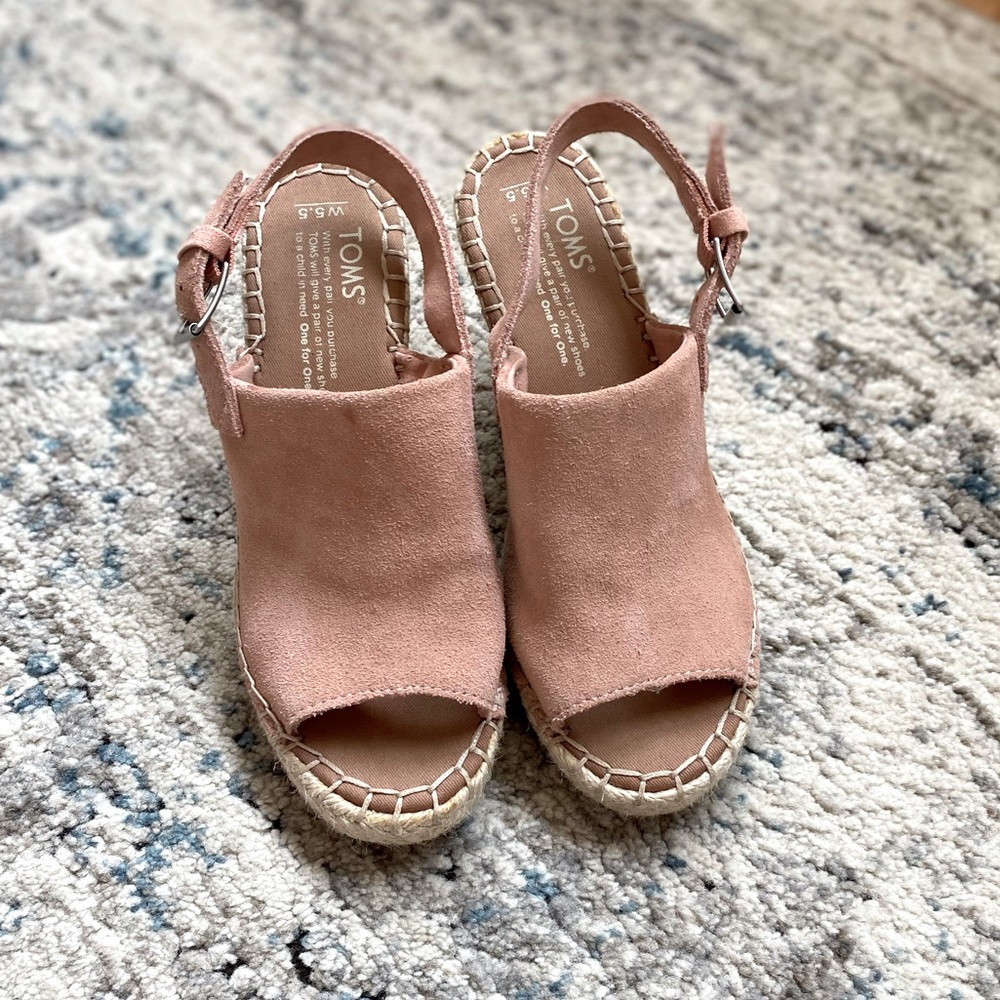 Toms Light Pink Suede Espadrille wedge EUC